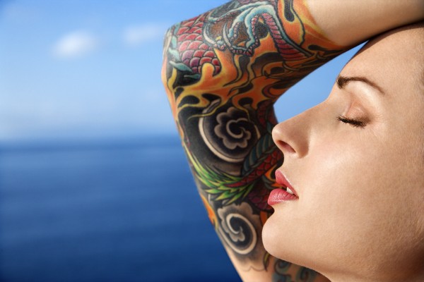 attraktiv tatoverede kvinde
