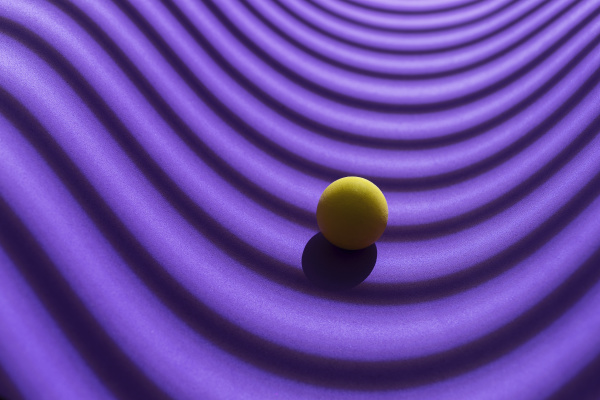 gul kugle over en geometrisk lilla