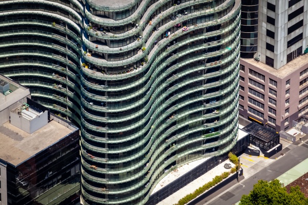 luftfoto af en moderne lejlighedskompleks i