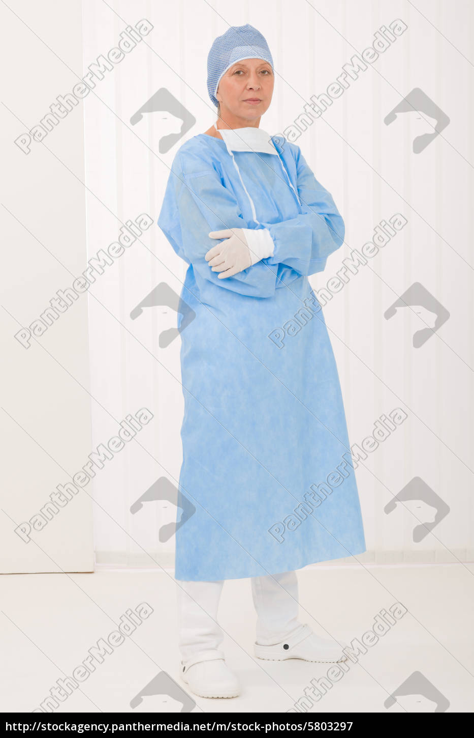 senior kirurg kvinde operation tøj maske - Royalty Free Image - #5803297 | PantherMedia Billedbureau