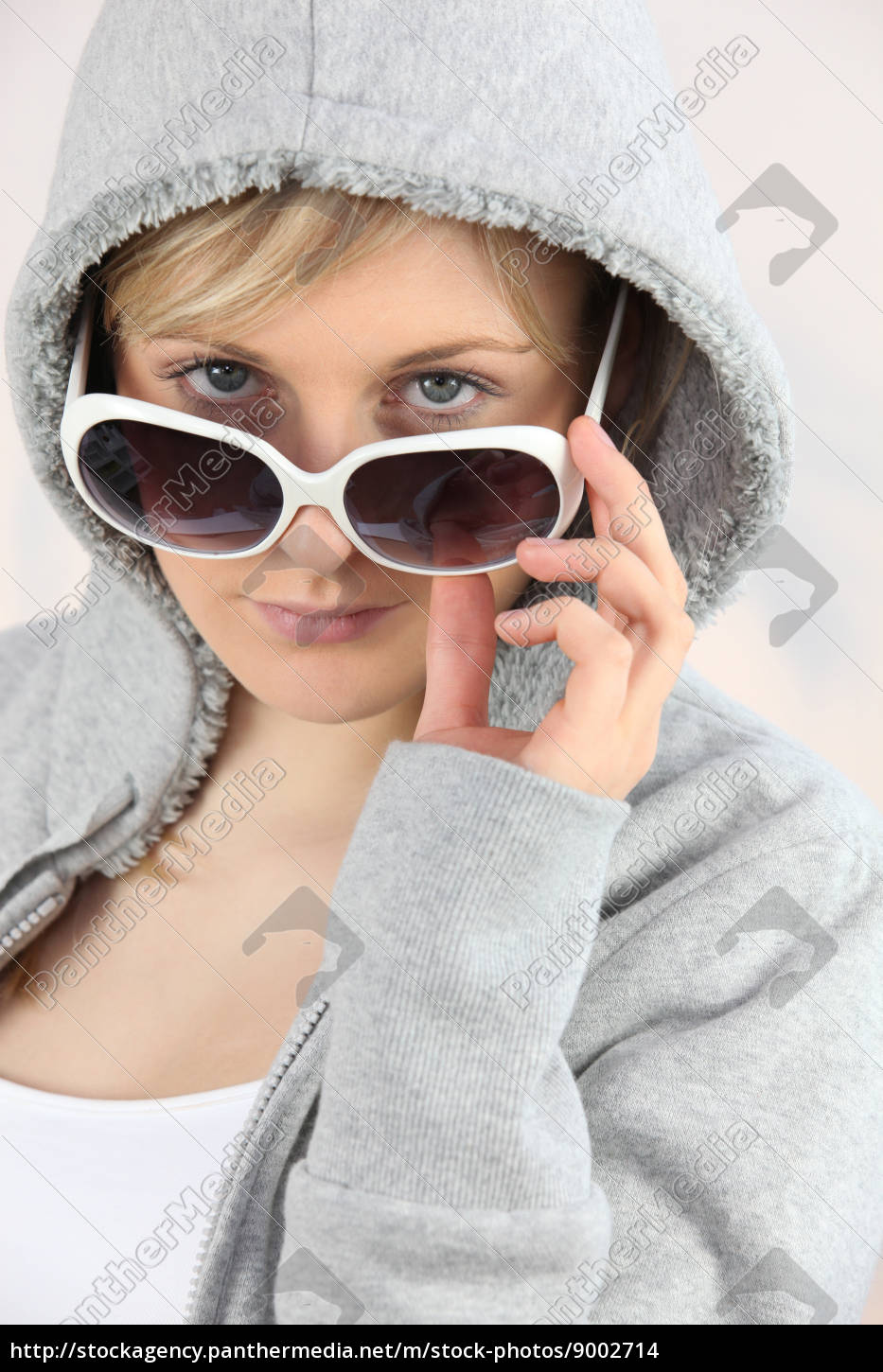 Pige med solbriller hættetrøje - Stockphoto - #9002714 | PantherMedia Billedbureau