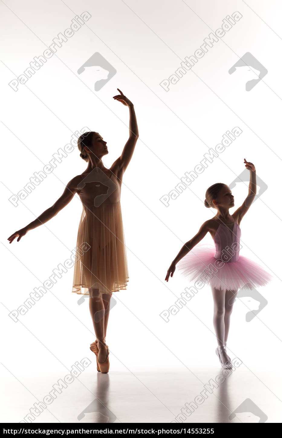 Den lille ballerina med personlig balletlærer - - #14553255 | PantherMedia Billedbureau