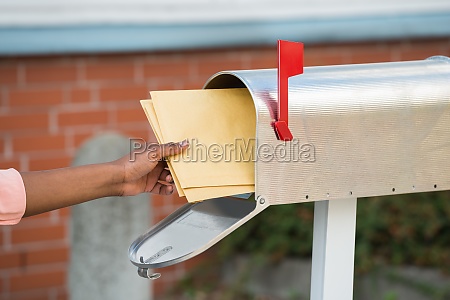 Person lægger breve postkasse Stockphoto #15427959 | Billedbureau