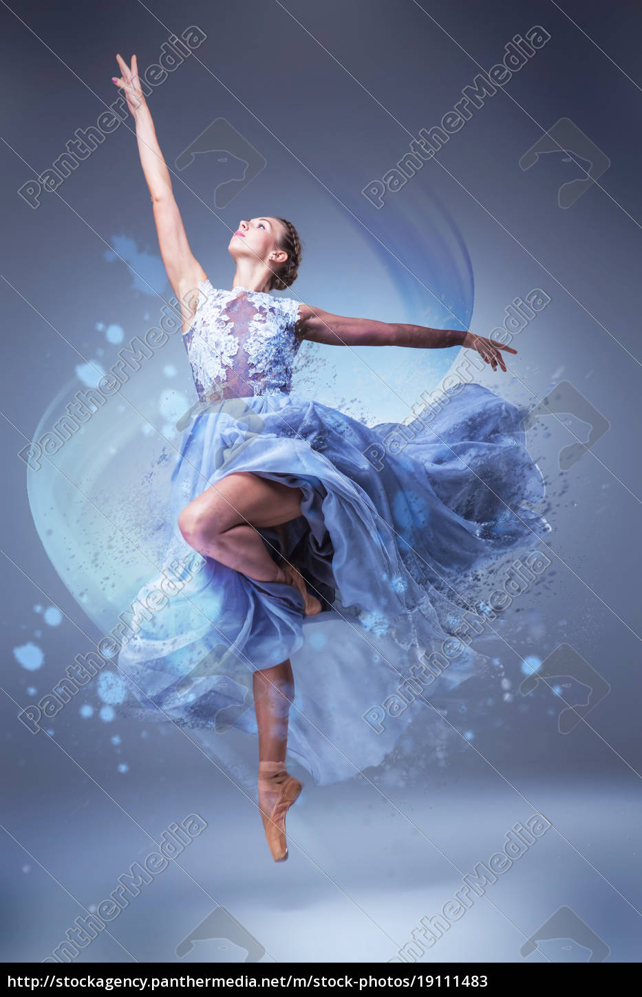 Den smukke ballerina danser i blå lang kjole - Royalty Free #19111483 | PantherMedia Billedbureau