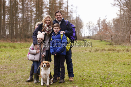 Familie og hund portræt i fuld længde - Stockphoto | PantherMedia Billedbureau