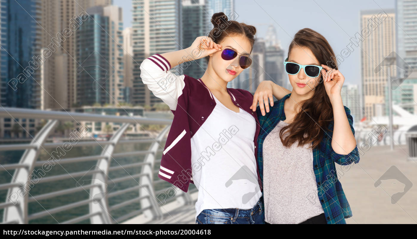 glad smilende teenagepiger i solbriller - Stockphoto - | PantherMedia Billedbureau